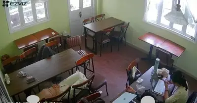Nhóm khách ngồi quán cà phê 10 tiếng, chỉ gọi 1 ly nước và bị phụ thu 40.000 đồng/người
