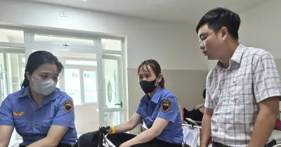 Nhân viên đường sắt kể phút bị người phụ nữ vượt rào chắn tàu hành hung