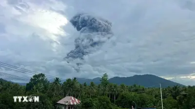 Núi lửa Dukono Indonesia phun trào liên tục, cảnh báo nguy cơ tro bụi lan rộng