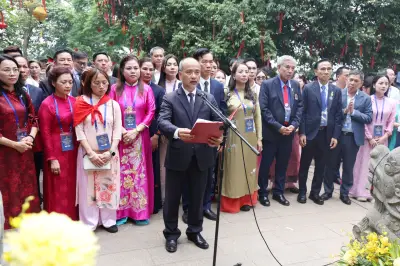 Đoàn kiều bào tiêu biểu dâng hương tưởng niệm các Vua Hùng tại Phú Thọ