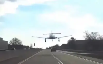 Phi Cơ Hạ Cánh Khẩn Cấp Trên Đường Cao Tốc Mỹ, Camera Xe Ô Tô Ghi Lại Khoảnh Khắc Kỳ Diệu