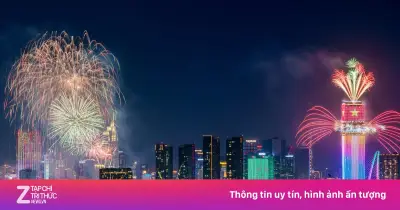 Pháo hoa rực sáng bầu trời TP.HCM mừng 51 năm thống nhất đất nước