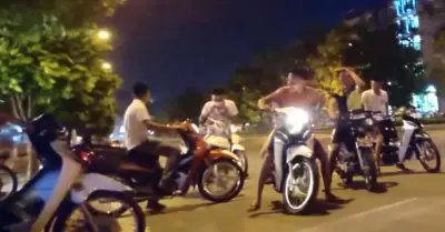 Quái xế mang kiếm rượt đuổi nhau gây tai nạn khiến 2 thiếu niên tử vong