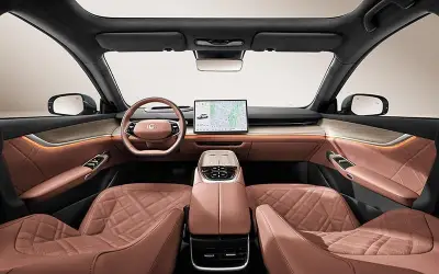 Sedan hạng D giá 420 triệu đồng, đi 630km, sạc siêu tốc, trang bị sánh ngang Toyota Camry