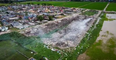 Sống cạnh bãi rác, nghĩa trang, người dân phải mắc màn ngồi ăn cơm