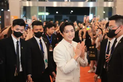 Soobin và Hòa Minzy rạng rỡ trên thảm đỏ, hứa hẹn đóng góp cho giải thưởng Cống hiến 2026