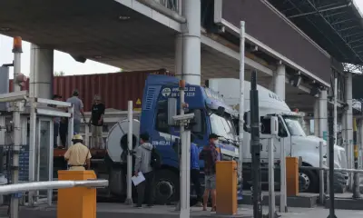 Đứt xích chằng, 3 cuộn thép khung tại trạm thu phí Ngoại Cảng Cát Lái gây ùn tắc