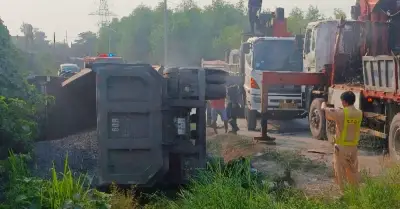 Tai nạn kinh hoàng tại Đồng Nai: Xe đầu kéo đè bẹp ô tô con, một người tử vong