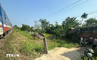 Tai nạn thảm khốc: Công nông băng qua đường ngang dân sinh, đâm tàu hỏa, 3 ông cháu tử vong