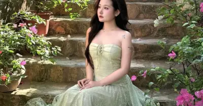 Thời trang nghỉ dưỡng mùa hè: Tối giản nhưng cuốn hút với váy lụa, ren