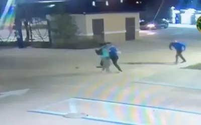 Thiếu niên Mỹ dùng võ thuật khống chế kẻ cầm rìu hung hăng, được cảnh sát đề nghị việc làm