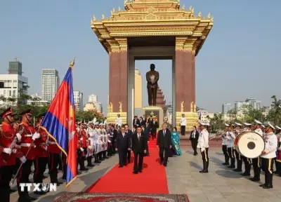 Thường trực Ban Bí thư Trần Cẩm Tư đặt vòng hoa tưởng niệm tại Campuchia
