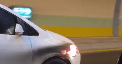 Tài xế thản nhiên lái ô tô bốc cháy trong hầm đường bộ gây sốt mạng