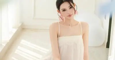 Tổng Hợp Các Mẫu Trang Phục Đi Biển Hè: Từ Váy Hai Dây Quyến Rũ Đến Áo Thun Năng Động