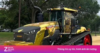 Tổng thống Trump thích thú trước máy kéo dát vàng tại Nhà Trắng