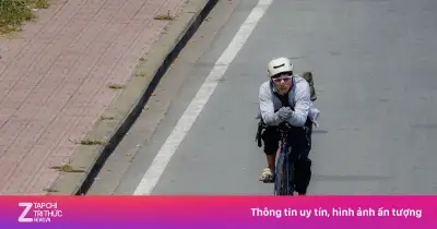 TP.HCM oằn mình trong nắng nóng 38°C: Người lao động 'vật lộn' giữa trưa