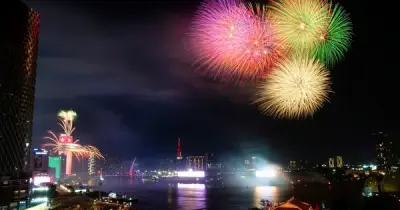 TP.HCM rực sáng pháo hoa mừng 51 năm thống nhất đất nước