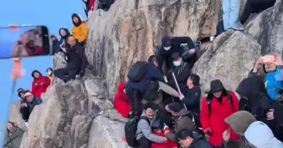 Tranh chỗ ngắm bình minh, du khách xô xát gây ra cảnh hỗn loạn