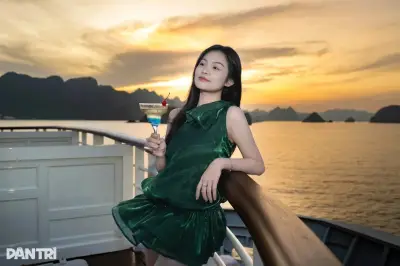 Trực thăng ngắm TP.HCM 15 phút giá 3 triệu đồng hút khách dịp 30/4