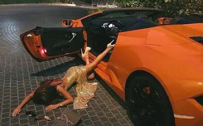 Trào Lưu 'Ngã Xe Khoe Đồ' Gây Sốt Mạng Xã Hội: Biểu Hiện Cá Tính Hay Phô Trương Vật Chất?