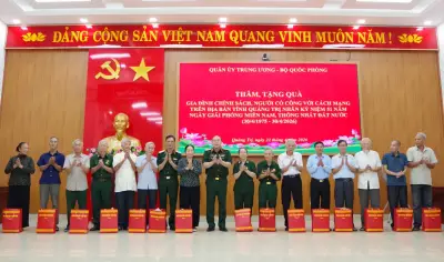 Trung tướng Lê Quang Đạo trao quà tri ân gia đình chính sách tại Quảng Trị