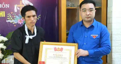 Truy tặng Huy hiệu Tuổi trẻ dũng cảm cho nữ sinh hy sinh khi cứu bạn dưới nước