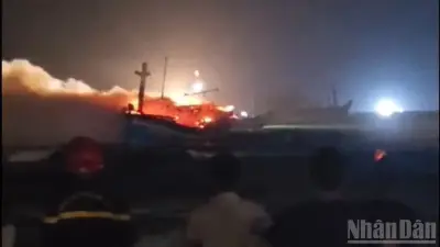 Tàu cá Quảng Ngãi bốc cháy dữ dội lúc đêm khuya, chủ tàu thiệt hại nặng