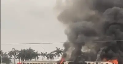 Tàu khách bất ngờ bốc cháy dữ dội, hai toa bị thiêu rụi hoàn toàn