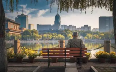 Tuổi Già An Nhàn Của Cụ Ông Sống Một Mình: Lương Hưu Đáng Tin Hơn Con Cái