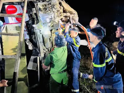 Tuyên Quang: Xe tải lao xuống vực sâu, tài xế bị mắc kẹt trong cabin biến dạng