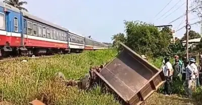 Va chạm kinh hoàng giữa tàu hỏa và xe công nông, 3 người thương vong