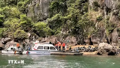 Xử lý nhiều trường hợp nuôi trồng thủy sản trái phép trên vịnh Hạ Long