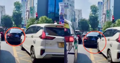 Xe Biển Xanh Đè Vạch Mắt Võng Bị Phạt 500.000 Đồng Sau Clip Phản Ánh Của Dân