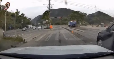 Xe mini 2 chỗ bị xe đầu kéo ủn nhẹ, bay cả chục mét