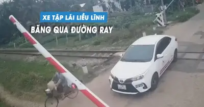 Xe tập lái bất chấp đèn đỏ, vượt rào chắn đường sắt suýt gây tai nạn ở Gia Lai
