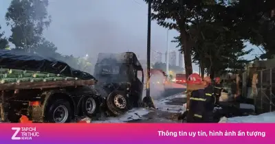 Xe đầu kéo bốc cháy dữ dội trên đường, tài xế kịp thoát nạn