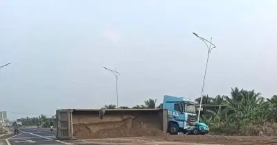 Xe đầu kéo tông taxi trên đường tránh Buôn Ma Thuột, một người chết