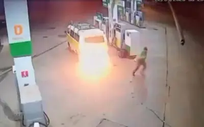 Xe van cổ điển bốc cháy khi đang bơm xăng tại Brazil