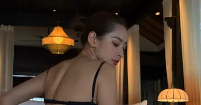 Xuân Hinh được hộ tống, Chi Pu khoe dáng công