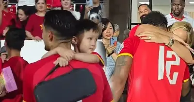 Xuân Son, Hoàng Hên, Duy Mạnh hạnh phúc bên gia đình sau chiến thắng Malaysia