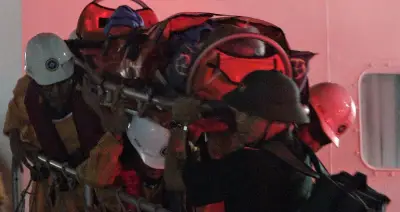 Xuyên đêm ứng cứu ngư dân đột quỵ trên vùng biển Hoàng Sa