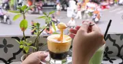 10 khách vào quán gọi ly nước ngồi cả ngày, chủ quán phải làm sao để đuổi khách?