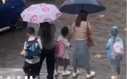 3 đứa trẻ qua đường và 3 quan điểm giáo dục con trai trái ngược