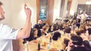 35 ông bố London học tết tóc cho con gái trong workshop 'Bia và tóc đuôi ngựa'