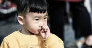 6 Dấu Hiệu Trẻ Yêu Thương Cha Mẹ: Từ Những Điều Nhỏ Nhặt Hàng Ngày