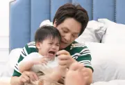 Anh Tài Tuấn Hưng đăng khối tạ, trở thành siêu nhân trong gameshow gia đình