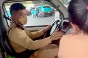 Bé 3 tuổi co giật, CSGT Hà Nội dừng xe chuyển dụng đưa đi cấp cứu