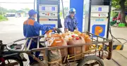 Bộ Công Thương cảnh báo tình trạng thu gom xăng dầu xuất lậu tại khu vực biên giới Lao Bảo