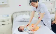 Bé gái 2 tháng tuổi nhập viện vì u nang buồng trứng khổng lồ 10 cm