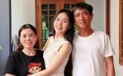 Bố là tài xế, mẹ là nhân viên văn phòng của Á hậu Quế: Xuất hiện cùng con gái